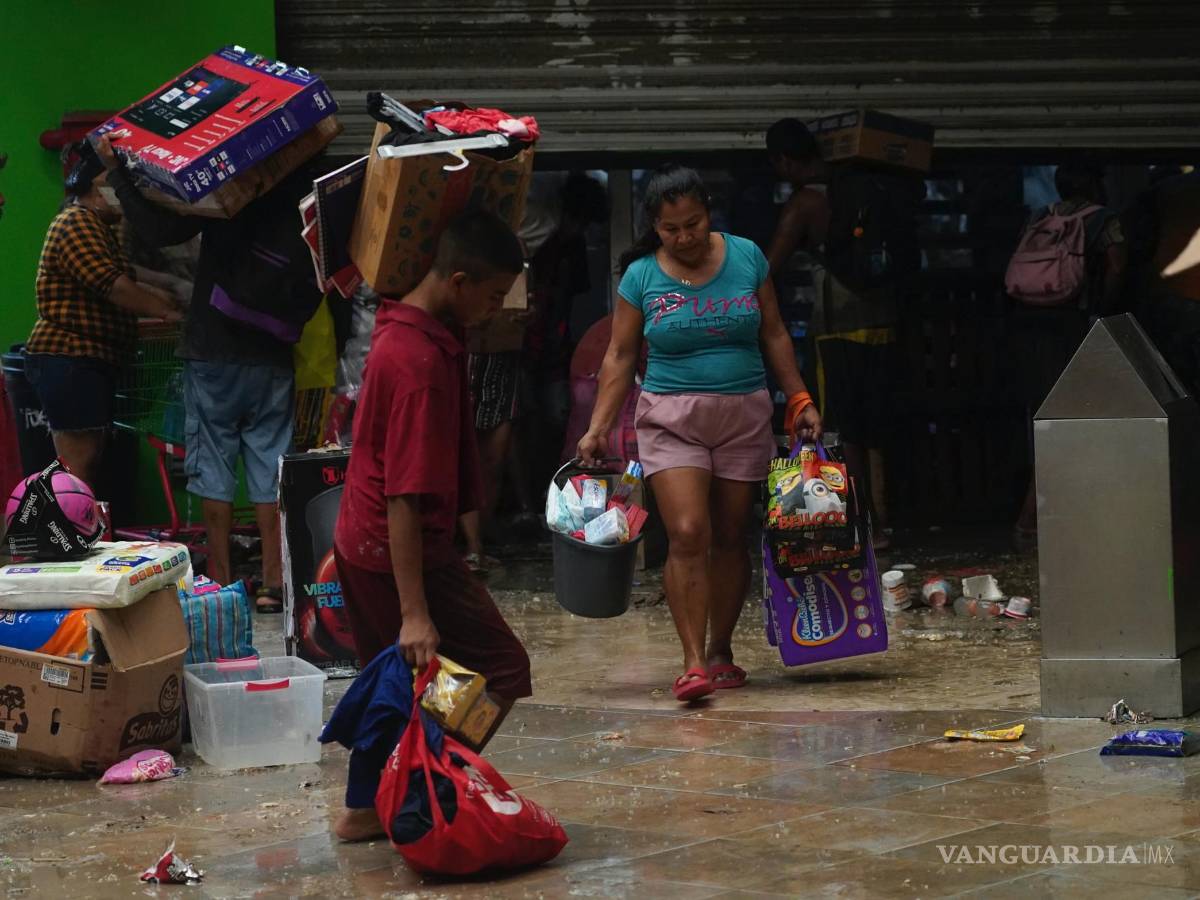$!La gente saquea una tienda de comestibles después de que el huracán Otis arrasara Acapulco, Guerrero (México).