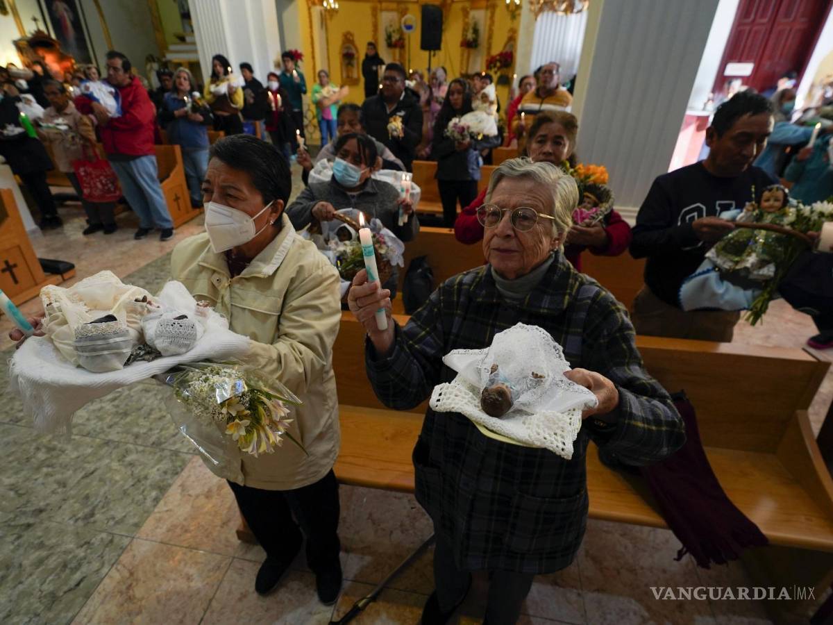 $!Personas sostienen figuras del Niño Jesús en la iglesia para recibir una bendición en el Día de la Candelaria, en la Ciudad de México, el 2 de febrero de 2024.