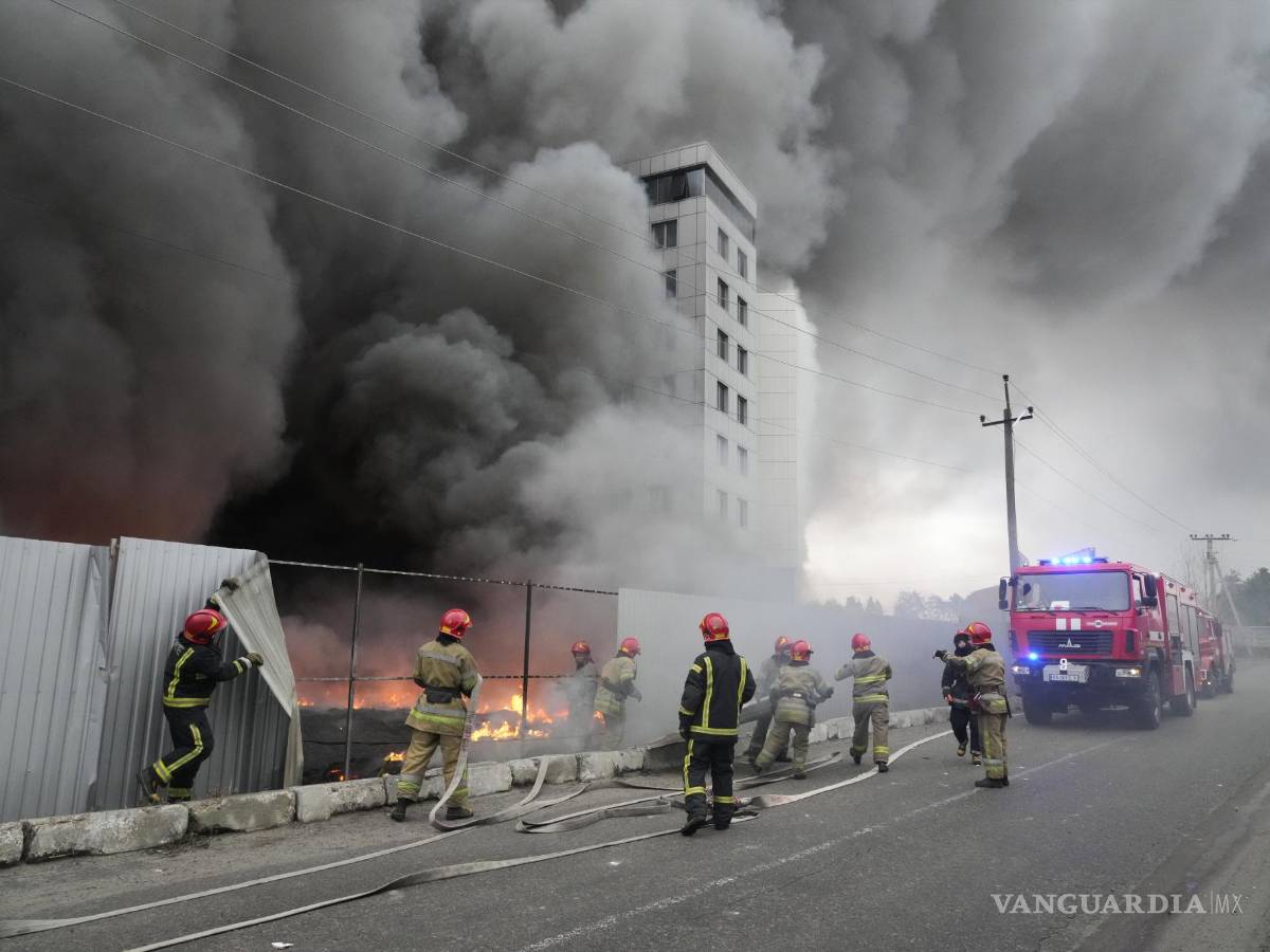 $!Los bomberos trabajan para extinguir un incendio en un centro logístico dañado después de un bombardeo en Kiev, Ucrania.