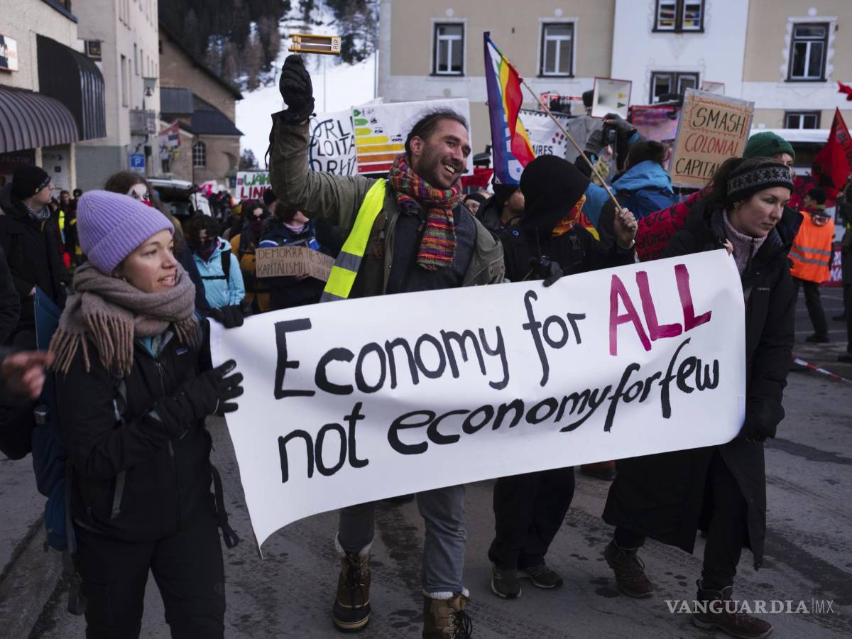 $!Manifestantes llegan para una protesta antes del Foro Económico Mundial en Davos, Suiza.