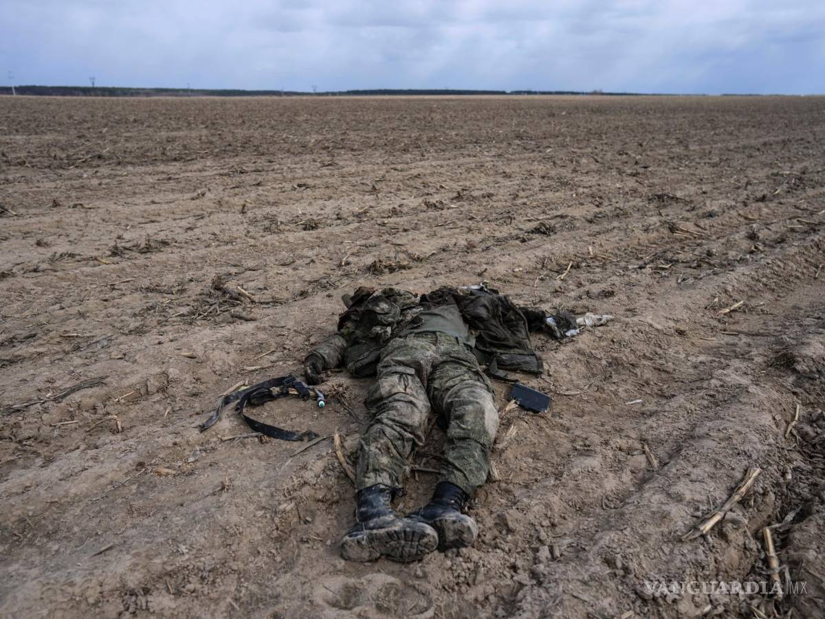 $!Un soldado ruso durante los combates contra el ejército ucraniano yace en un campo de maíz en Sytnyaky, a las afueras de Kiev, Ucrania.