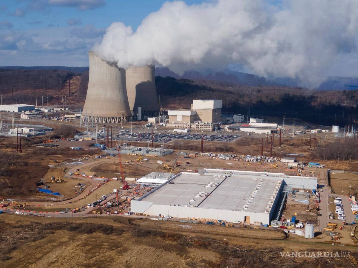 $!Un centro de datos propiedad de Amazon Web Services, al frente a la derecha, está en construcción junto a la planta nuclear de Susquehanna en Berwick, Pensilvania