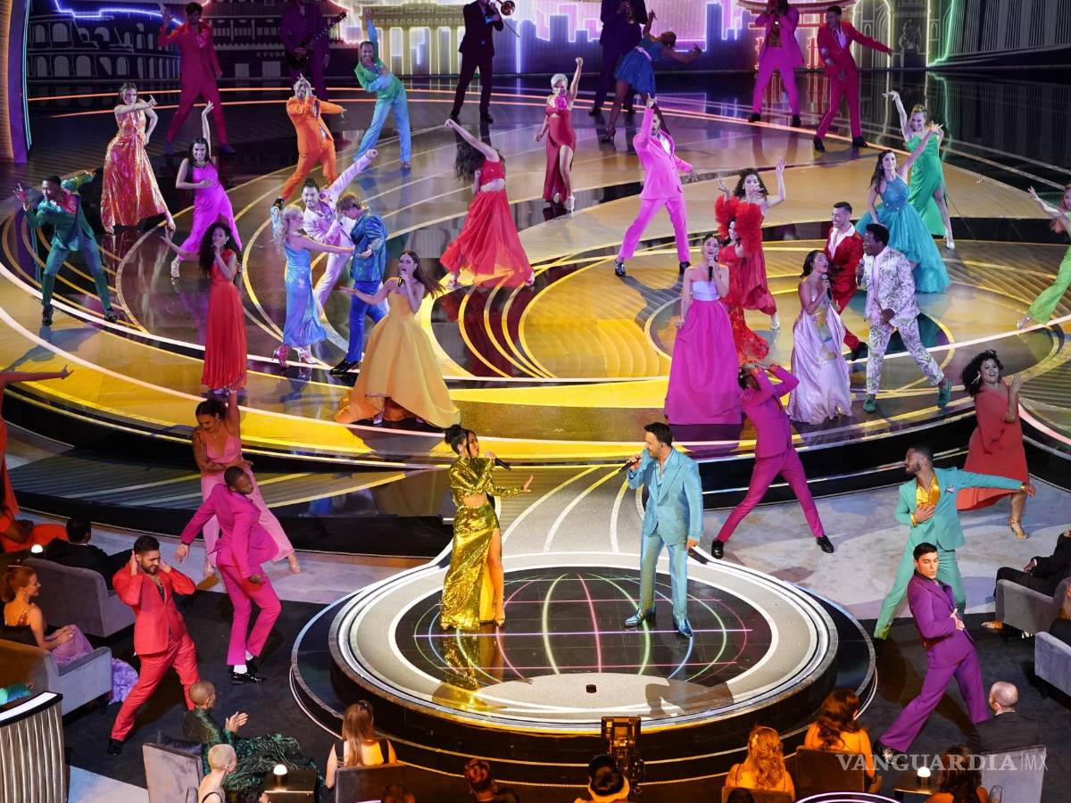 $!Becky G y Luis Fonsi participaron en la presentación de We Don't Talk About Bruno de Encanto en la ceremonia de los Premios Oscar.