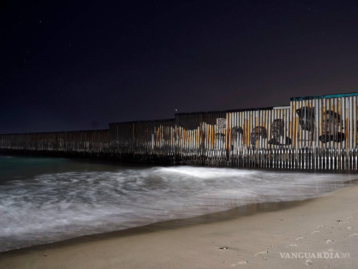 $!El muro fronterizo concluye en el océano Pacífico, el 20 de diciembre de 2022, en Tijuana, México.
