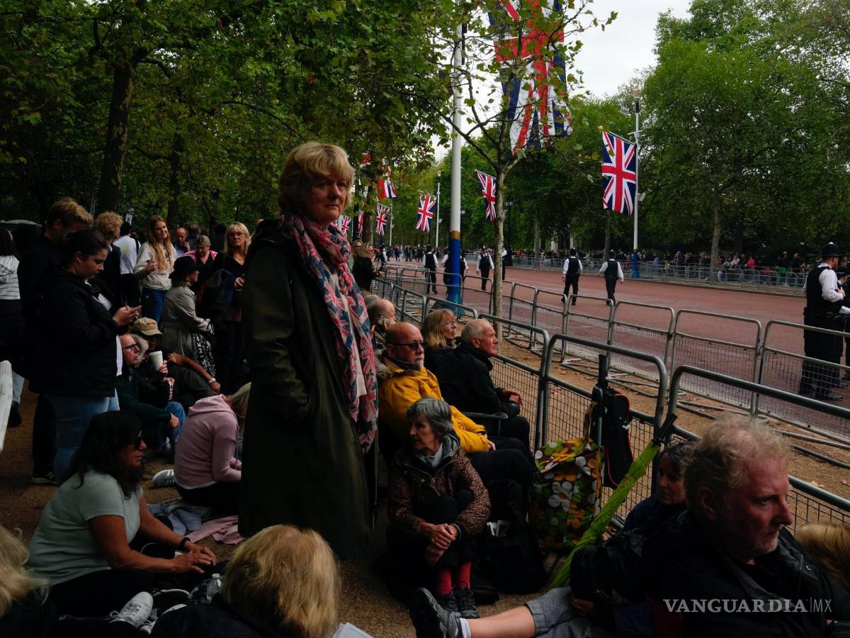 $!La gente se reúne para la procesión del ataúd de la reina Isabel II desde el Palacio de Buckingham hasta el Westminster Hall, en Londres.