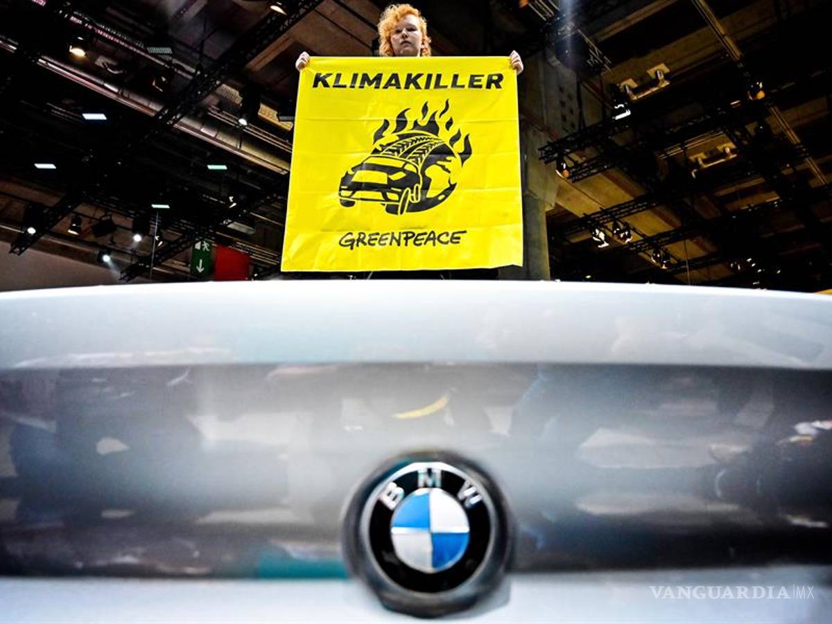$!Activistas de Greenpeace irrumpen y se suben en los autos del Salón Internacional del Automóvil de Frankfurt, ve estas imágenes