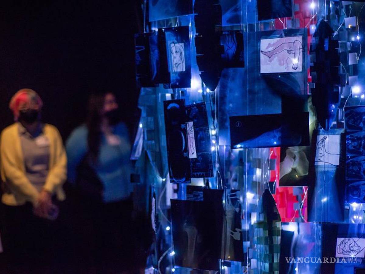 $!Miriam Medrez exhibe escultura hecha con radiografías de enfermos en Monterrey