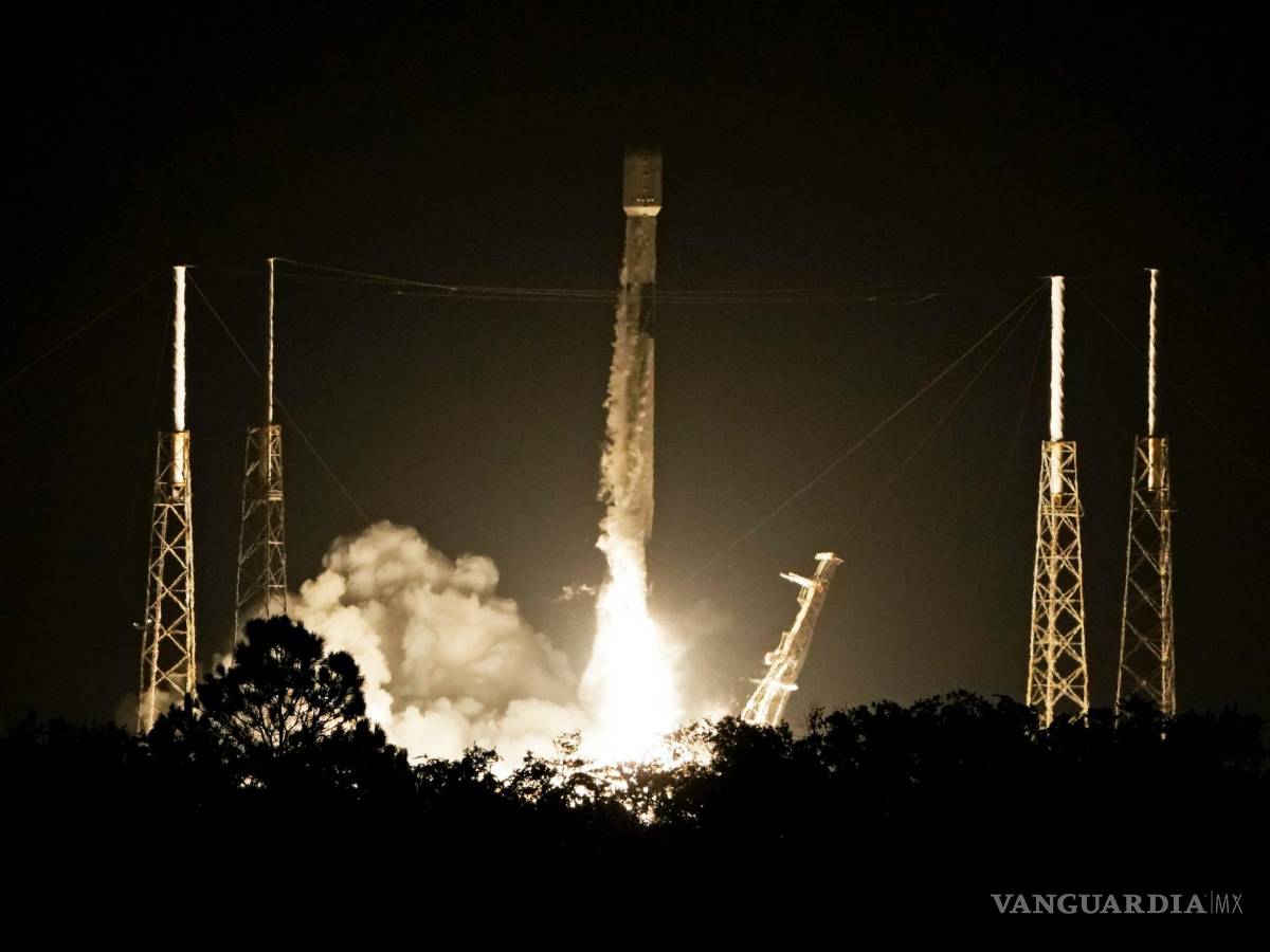 $!Un cohete SpaceX Falcon 9 con una carga útil de satélites de Internet Starlink V2 Mini despega del Complejo de Lanzamiento 40 en Cabo Cañaveral, Florida.