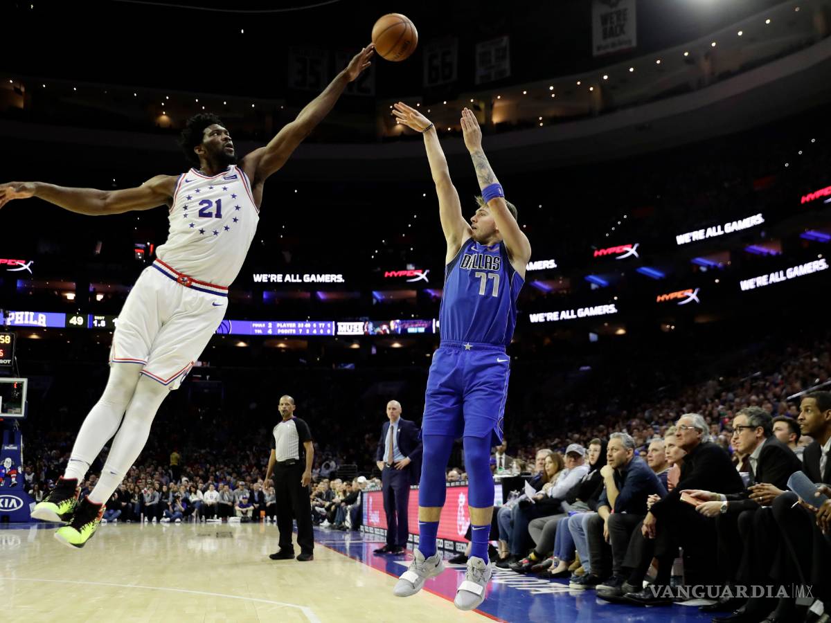 $!Embiid y Simmons hacen la dupla perfecta para darle la victoria a los 76ers