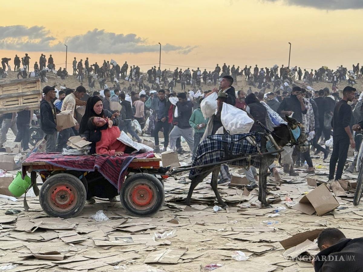 $!Una mujer que fue golpeada en la cabeza con parte de una granada aturdidora en un sitio de distribución de alimentos operado por la Fundación Humanitaria.