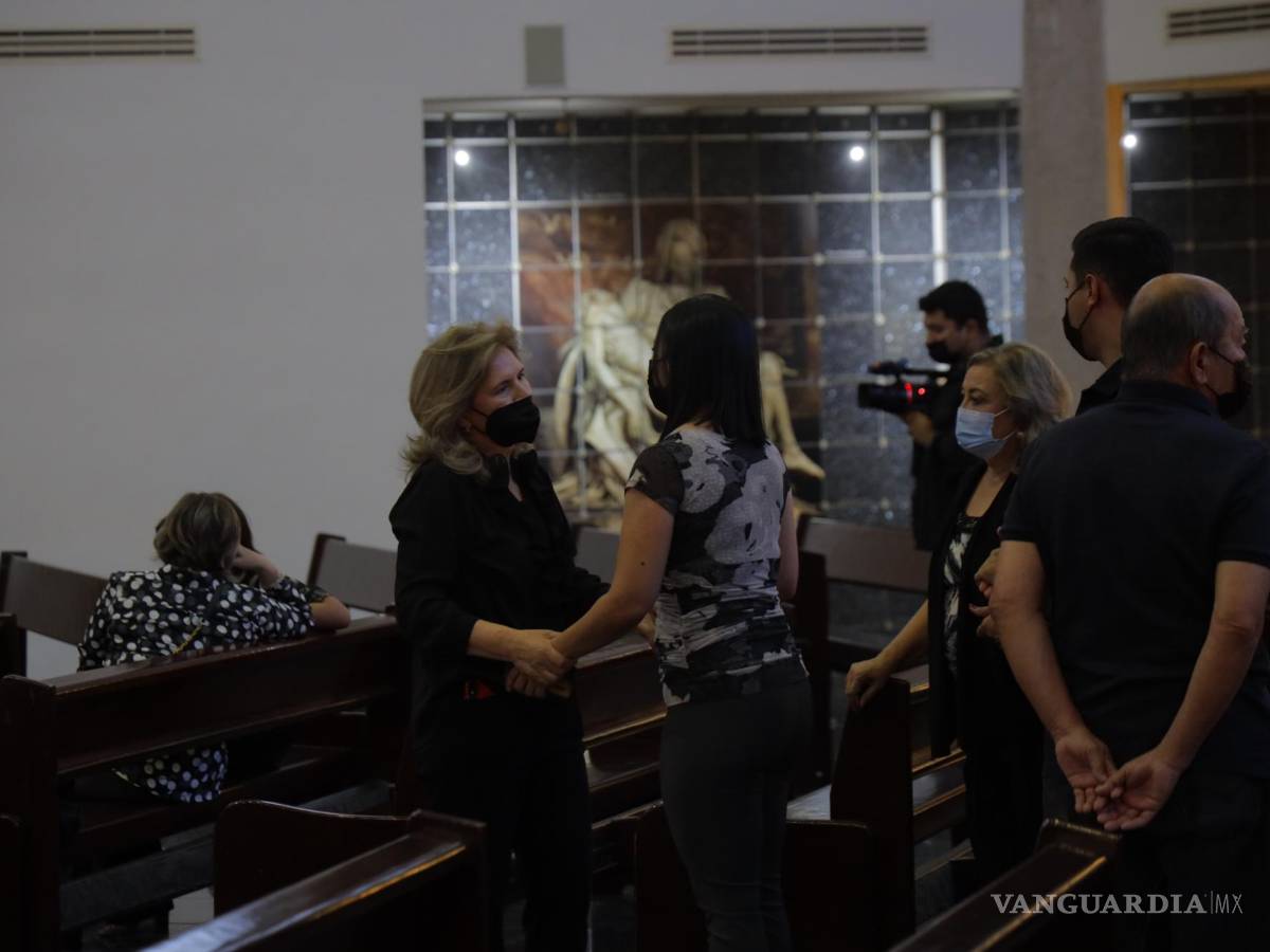 $!Su esposa Lucila Ruiz Múzquiz y sus hijos e hijas Federico y Lucy Elisa Mendoza Ruiz, Carla y Elisa Mendoza Altamira, estuvieron al frente de la ceremonia fúnebre.