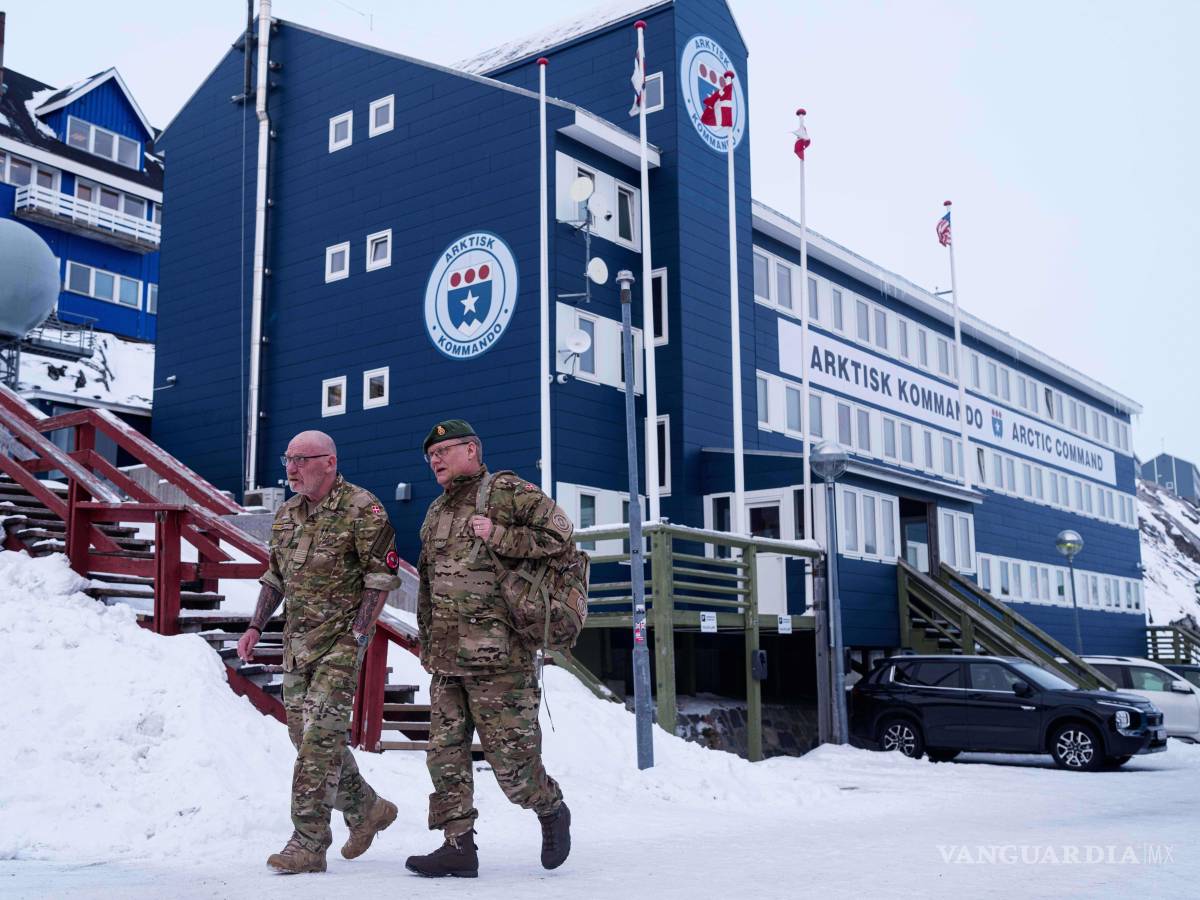$!Militares daneses caminan frente al centro del Comando Ártico Conjunto en Nuuk, Groenlandia, el viernes 16 de enero de 2026.