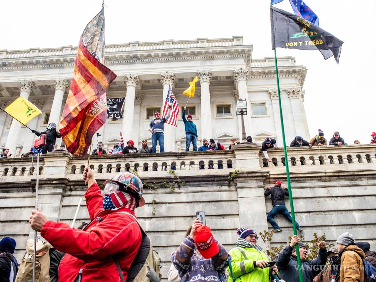 $!Una multitud incitada por el presidente Donald Trump irrumpe en el Capitolio en Washington el 6 de enero de 2021.