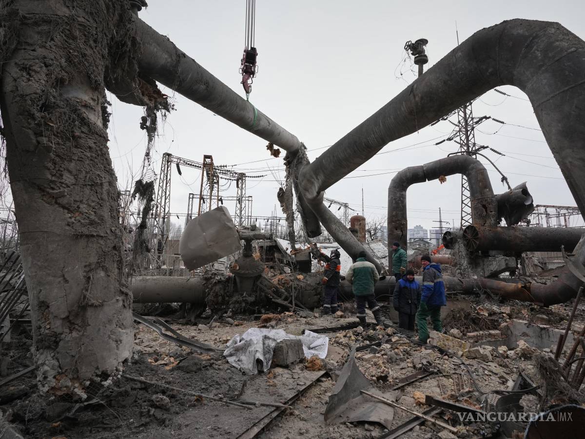 $!Trabajadores limpian los daños en la central térmica de Darnytsia tras un ataque ruso en Kiev, Ucrania.