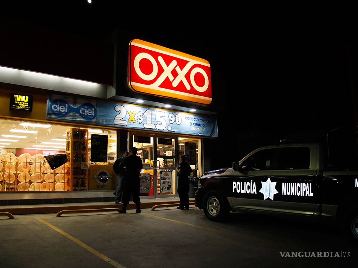 $!Clausuran un Oxxo en Saltillo, empleado vendió cerveza fuera de horario