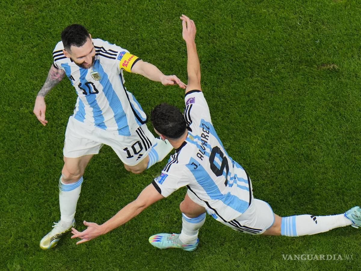 $!Lionel Messi (izquierda) y Julián Álvarez celebran luego que Álvarez anotó el segundo gol de Argentina en la victoria 3-0 ante Croacia en Lusail, Qatar.