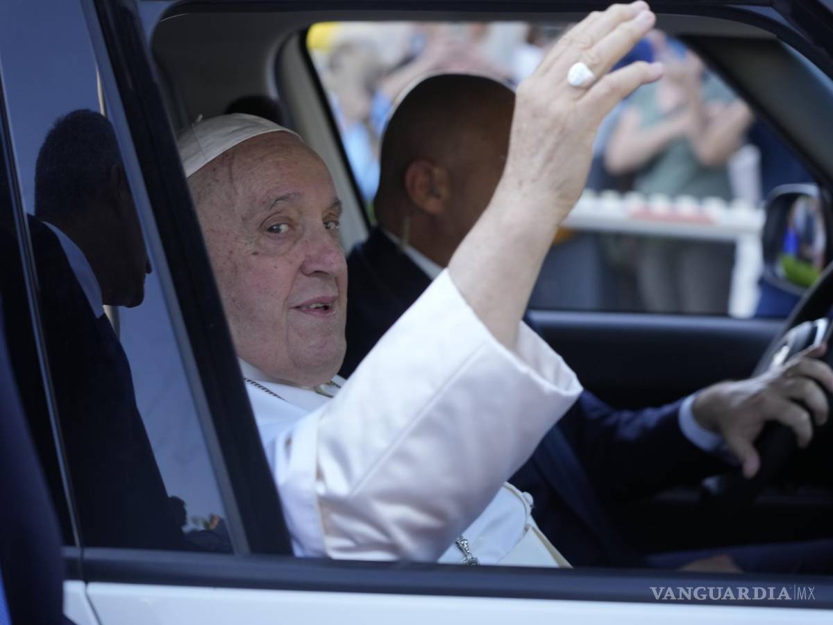 $!Tras ser dado de alta, y en camino hacia su casa, saludó a las personas que se acercaban para darle algunas palabras.