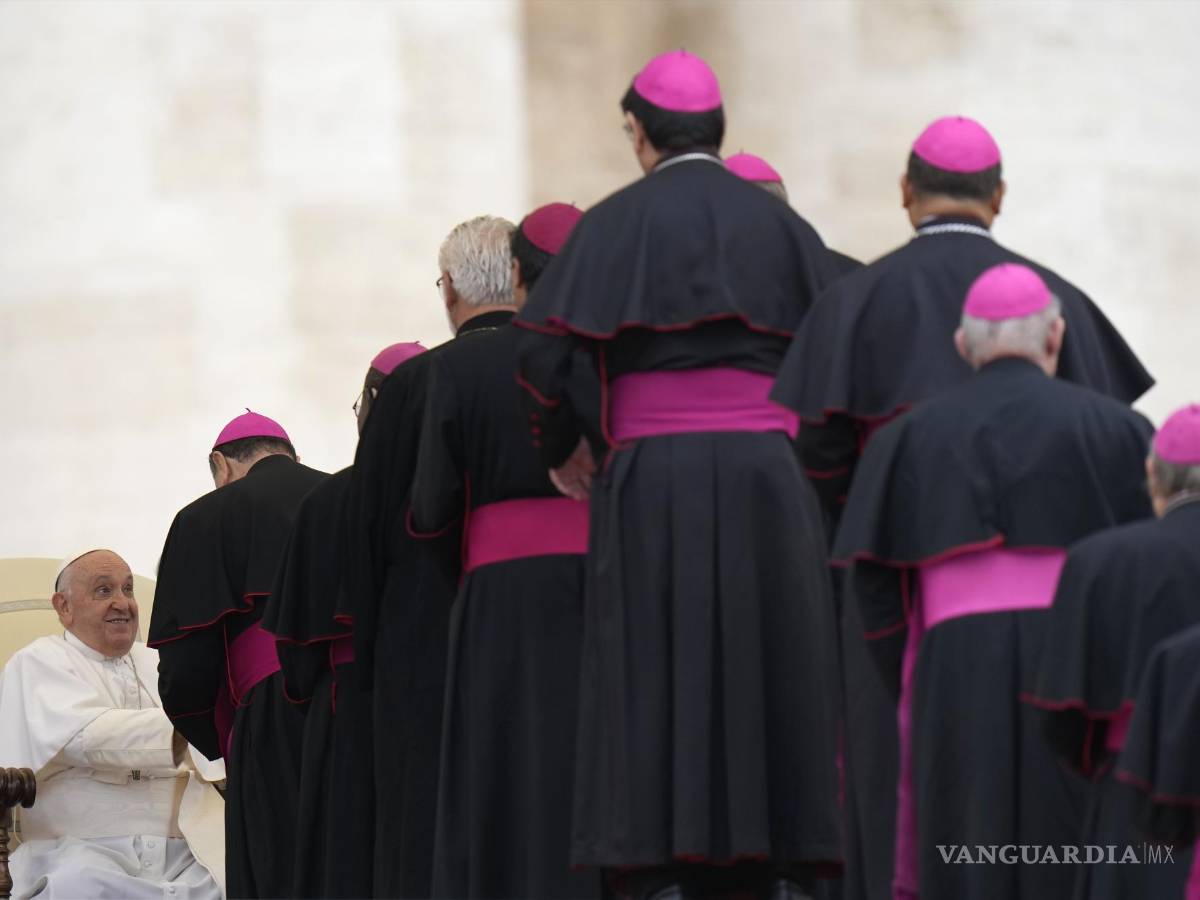 $!El Papa Francisco saluda a los obispos al final de su audiencia general semanal en la Plaza de San Pedro, en el Vaticano, el miércoles 20 de septiembre de 2023.