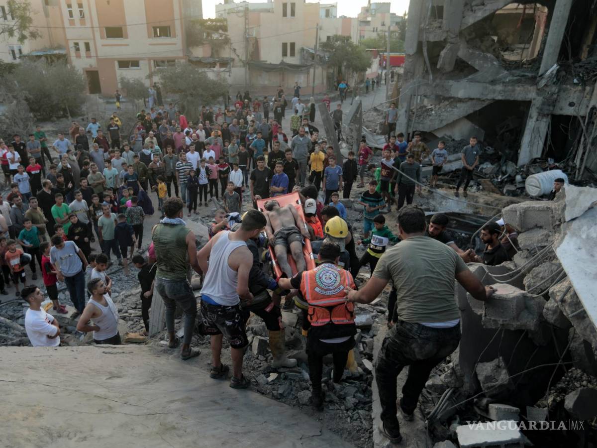 $!Palestinos evacúan a un sobreviviente de una casa destruida por un ataque aéreo israelí en la población de Khan Younis, en el sur de la Franja de Gaza.