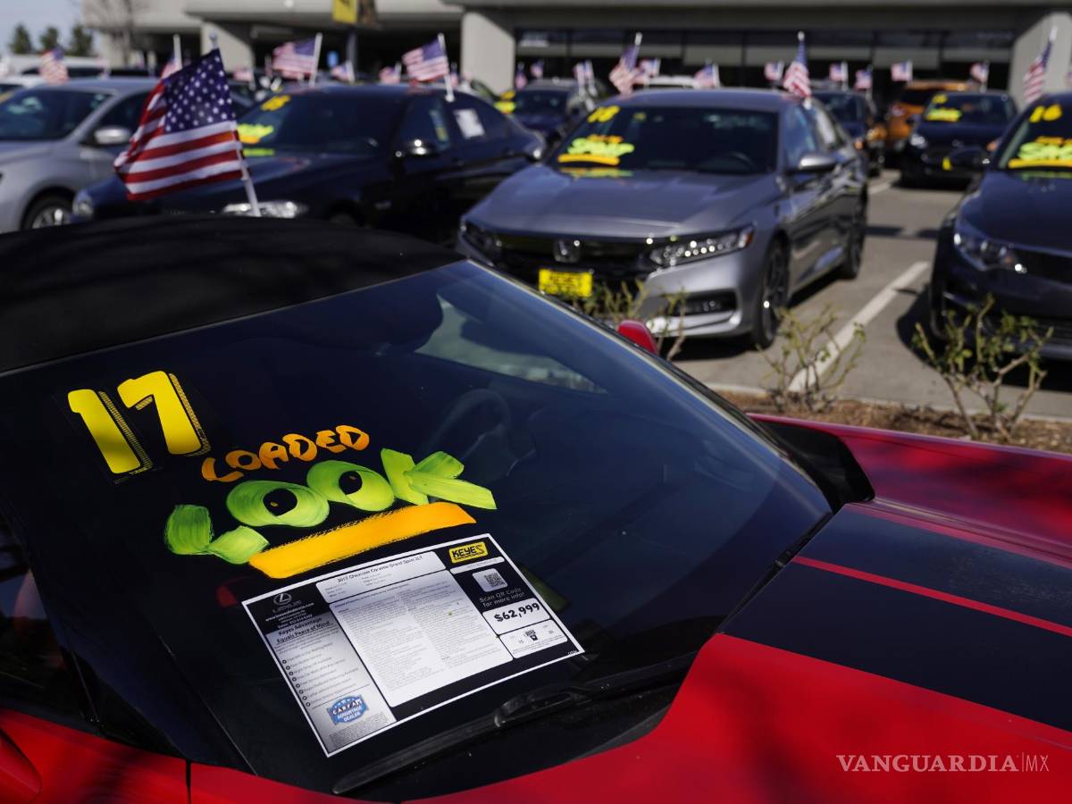 $!Los autos se exhiben a la venta en Santa Clarita, California. AP/Marcio Jose Sanchez