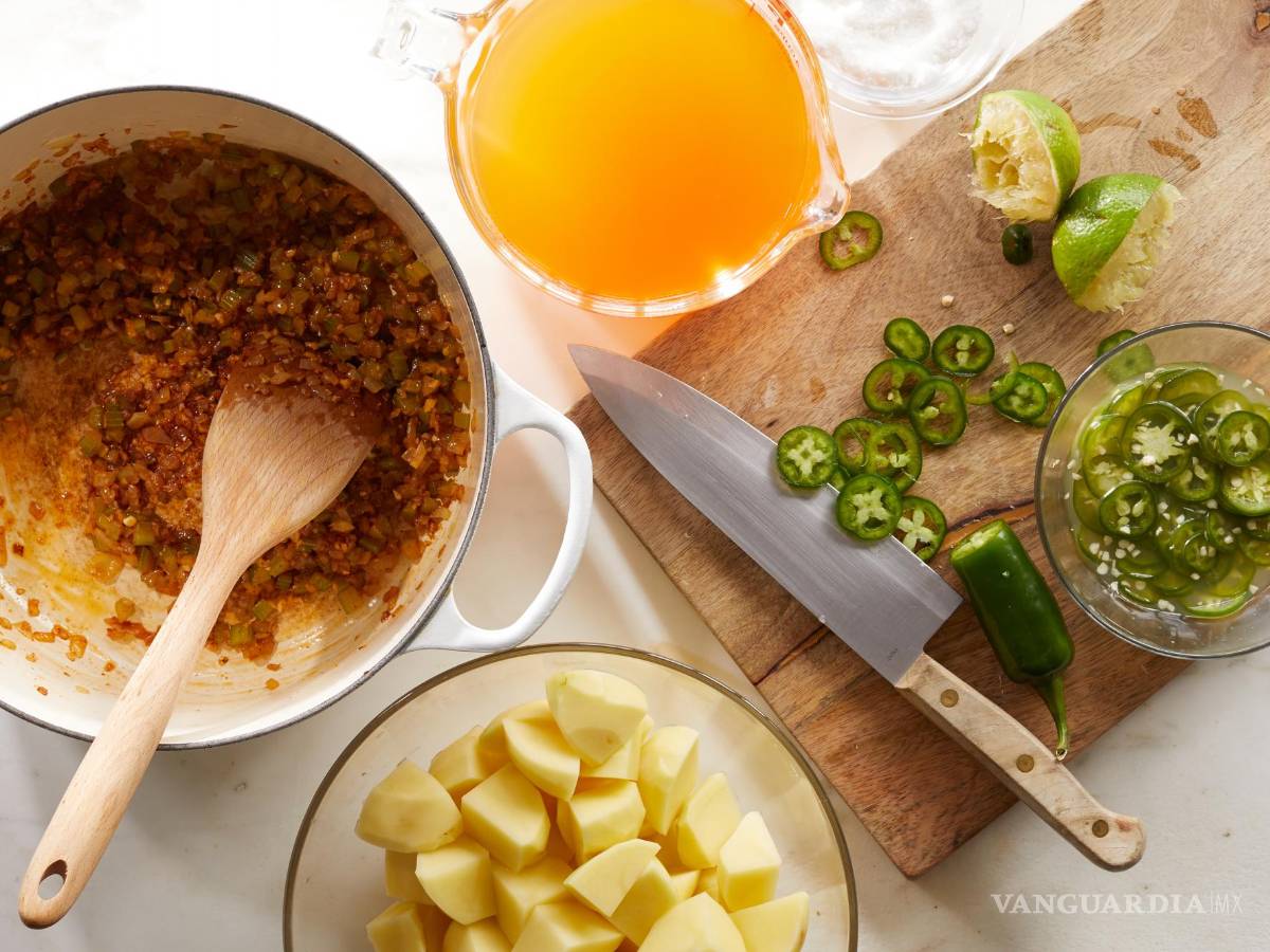 $!Corta los jalapeños en rodajas finas y desecha las semillas si lo deseas.