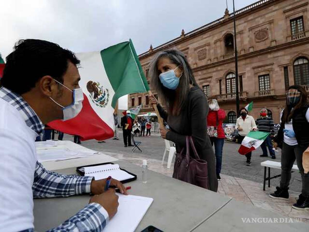 $!FRENAAA se manifiesta en Saltillo; insisten en renuncia de AMLO