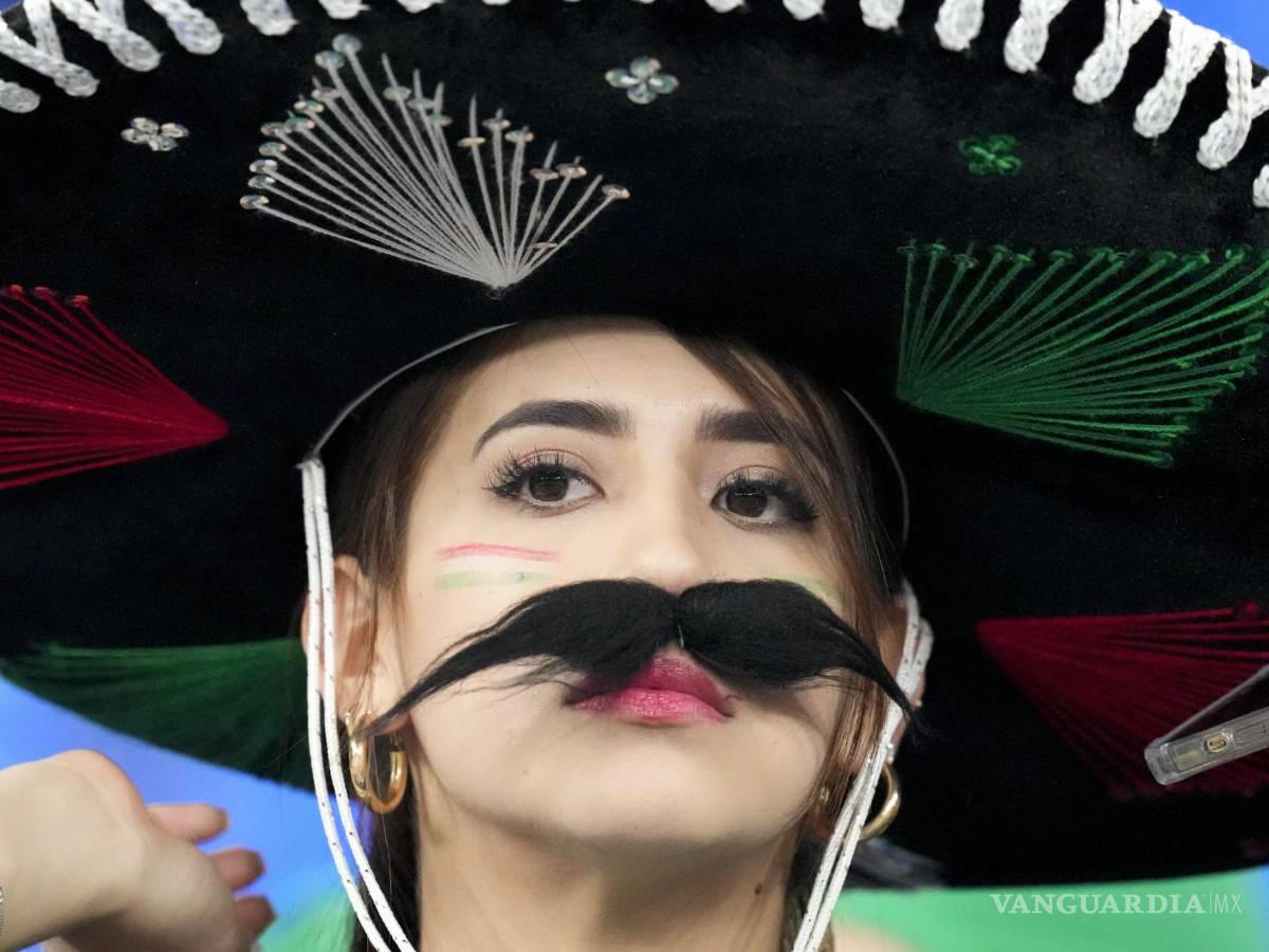 $!Una fanática del equipo de México observa durante los calentamientos antes del partido de fútbol entre México y Polonia, en el Estadio 974 en Doha, Qatar.