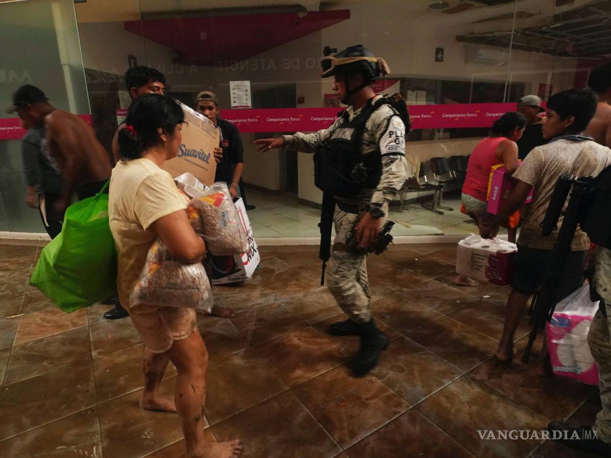 $!Un soldado de la Guardia Nacional mexicana intenta detener los saqueos en un centro comercial después de que el huracán Otis arrasara Acapulco, Guerrero.
