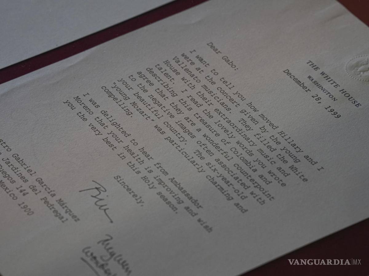 $!Una carta del ex presidente estadounidense Bill Clinton en una exposición en la casa del escritor colombiano Gabriel García Márquez en la Ciudad de México.