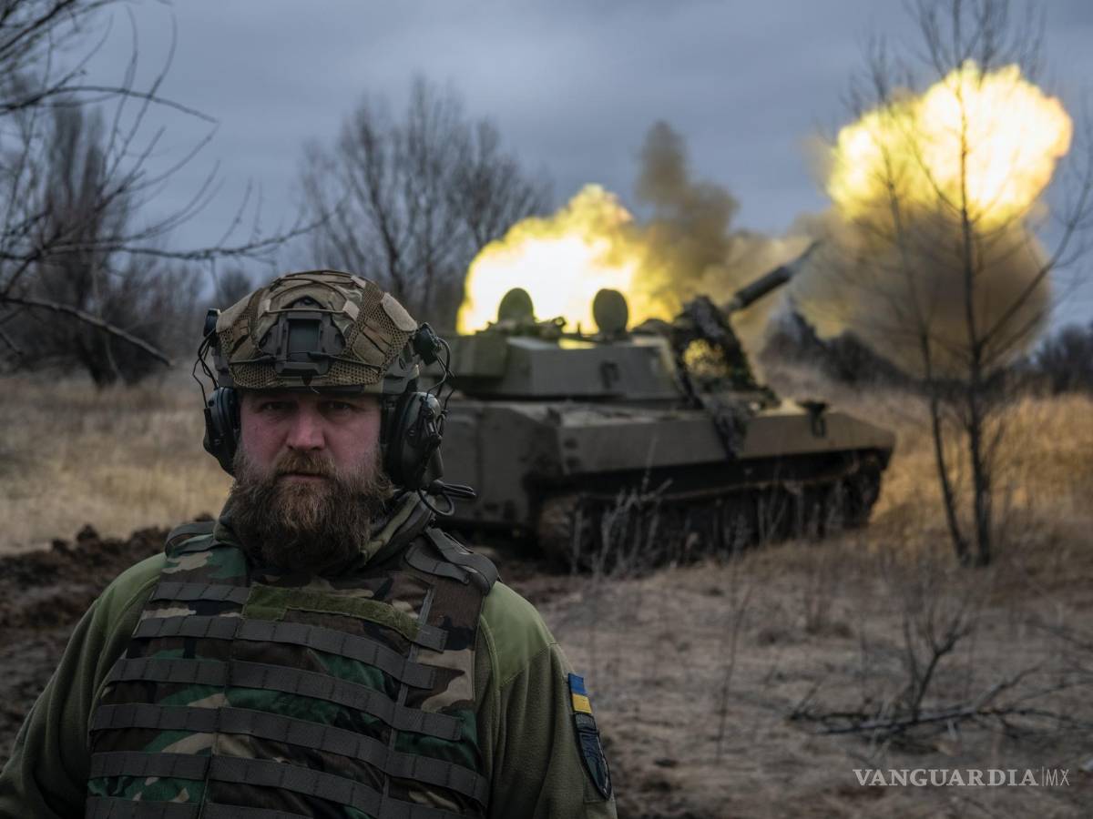 $!Un militar ucraniano observa a la cámara mientras un vehículo de artillería autopropulsado dispara contra posiciones rusas desde la región de Donetsk.