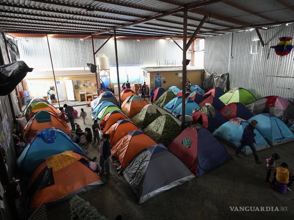 $!Migrantes esperan citas a través de la aplicación CBP One para solicitar asilo en los Estados Unidos en un albergue en Tijuana, México.