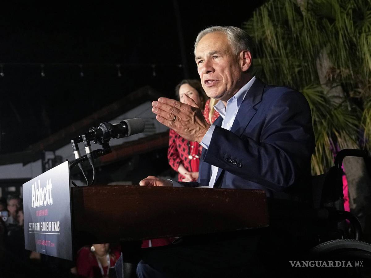 $!El gobernador de Texas, Greg Abbott, habla durante una fiesta en la noche de las elecciones en McAllen, Texas.