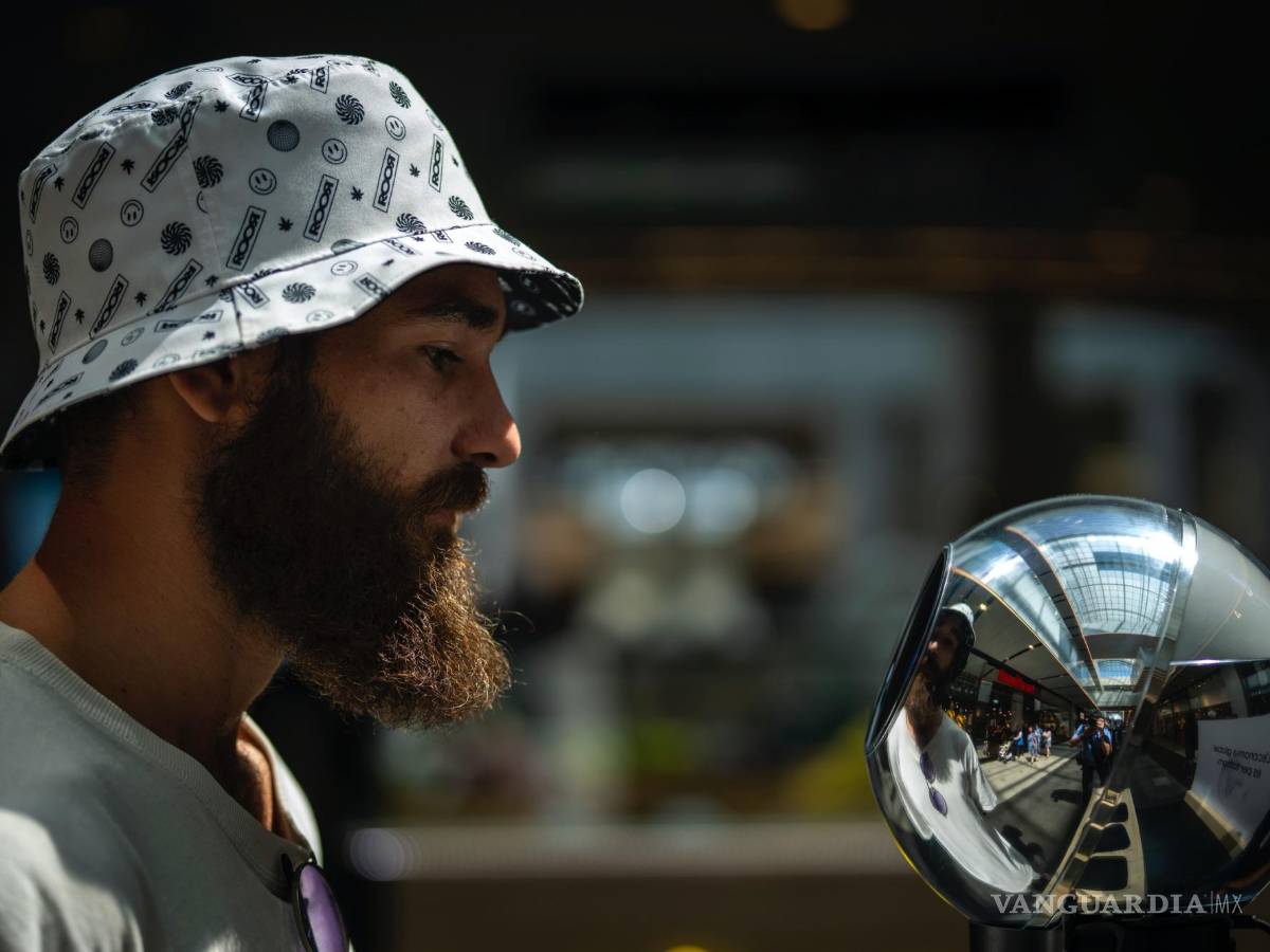 $!A Daniel Kertusha, de 21 años, le escanean los ojos con un orbe en un punto de registro de Worldcoin en Barcelona, España, el viernes 4 de agosto de 2023.