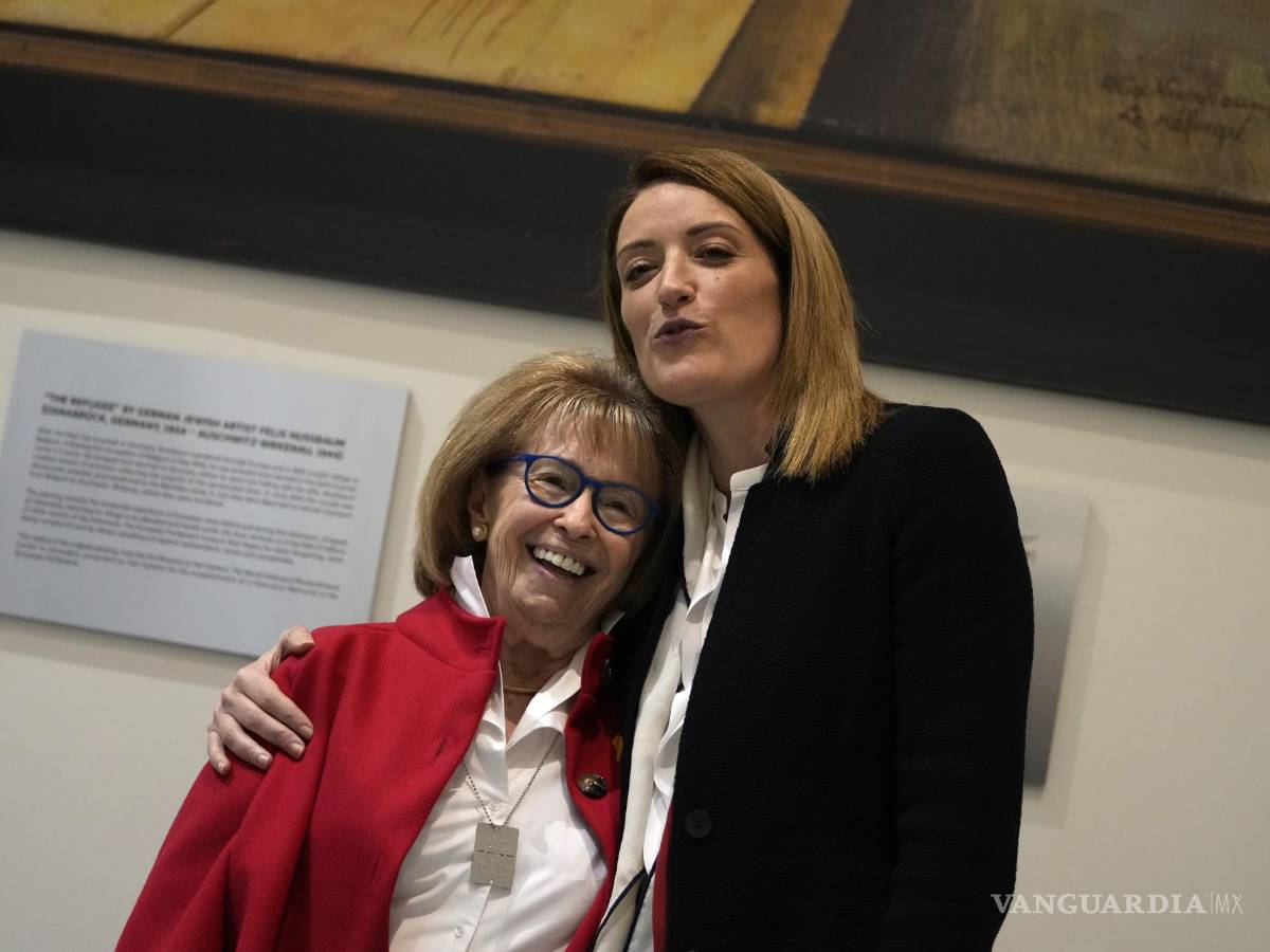 $!Irene Shashar, una sobreviviente del gueto de Varsovia (i), con la presidenta del Parlamento Europeo, Roberta Metsola, en el Parlamento Europeo en Bruselas.