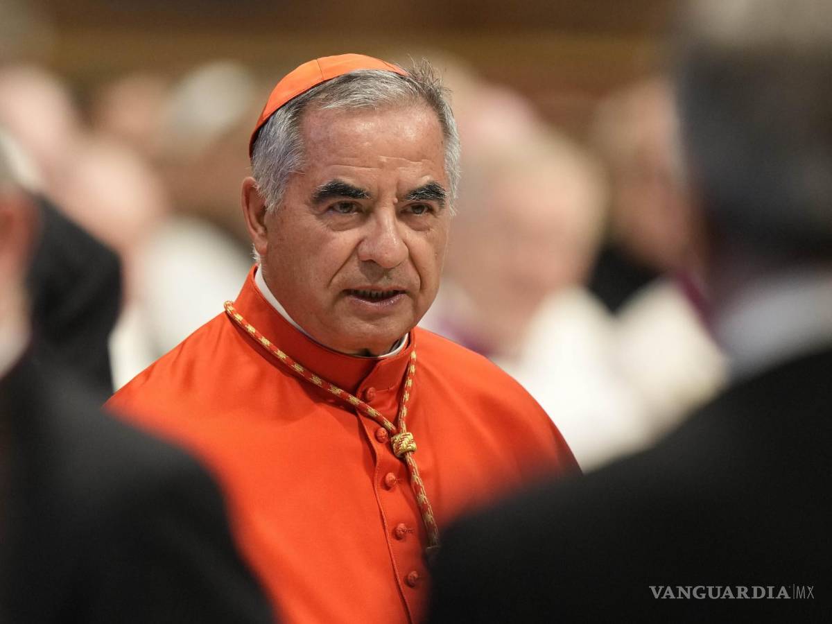 $!El cardenal Angelo Becciu asiste al consistorio dentro de la Basílica de San Pedro en el Vaticano, el 27 de agosto de 2022.
