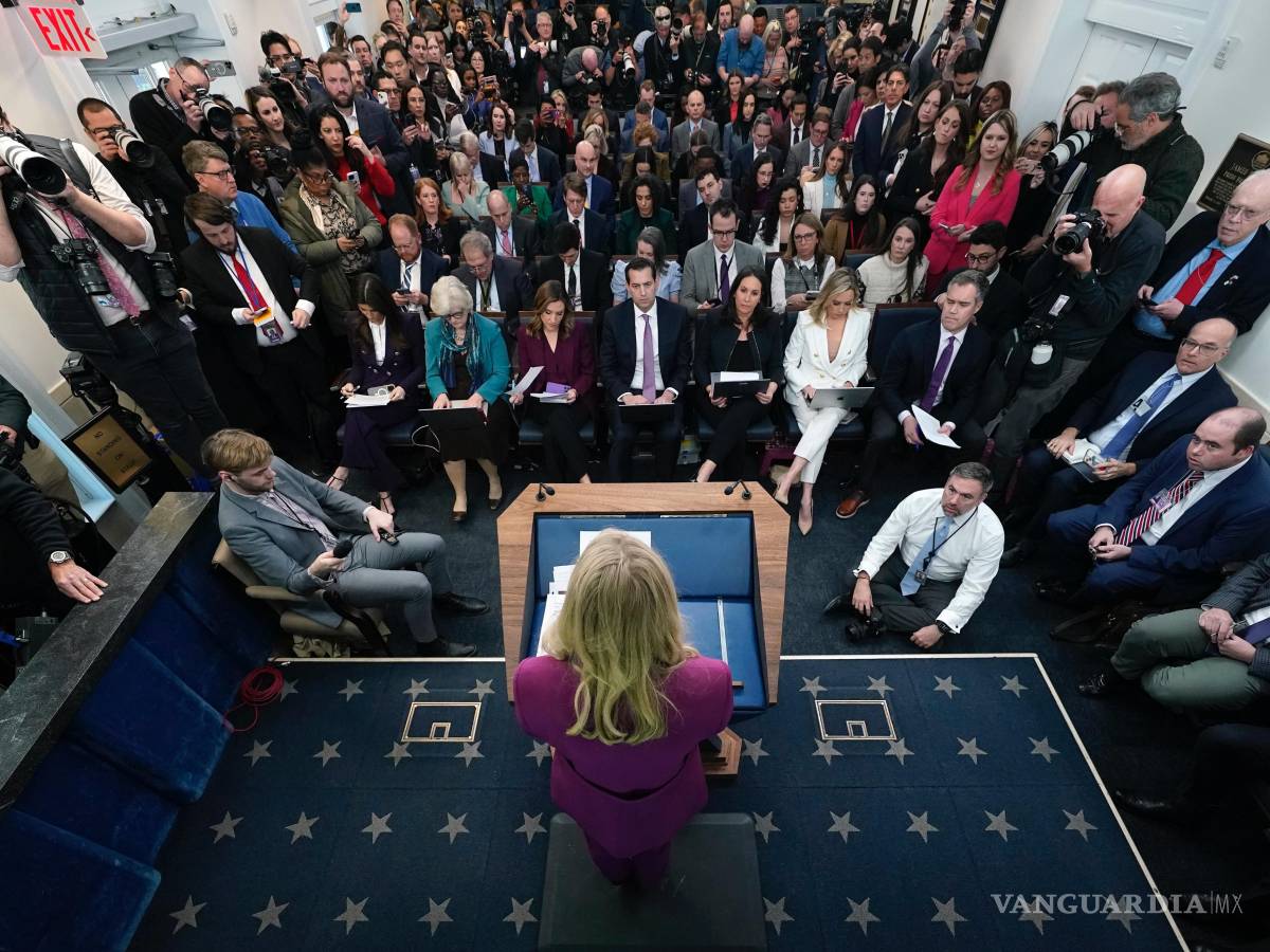 $!La secretaria de Prensa de la Casa Blanca, Karoline Leavitt, habla con los periodistas en la Sala de Prensa James Brady de la residencia presidencial .