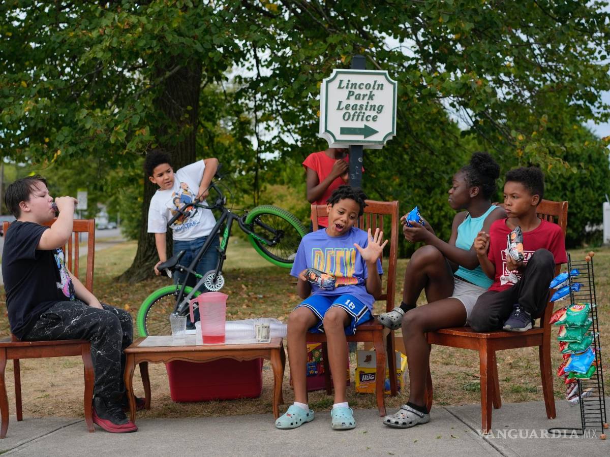 $!Los niños venden Kool-Aid y papas fritas en Springfield, Ohio. Algunos no pudieron ir a la escuela debido a las amenazas de bomba en sus escuela.