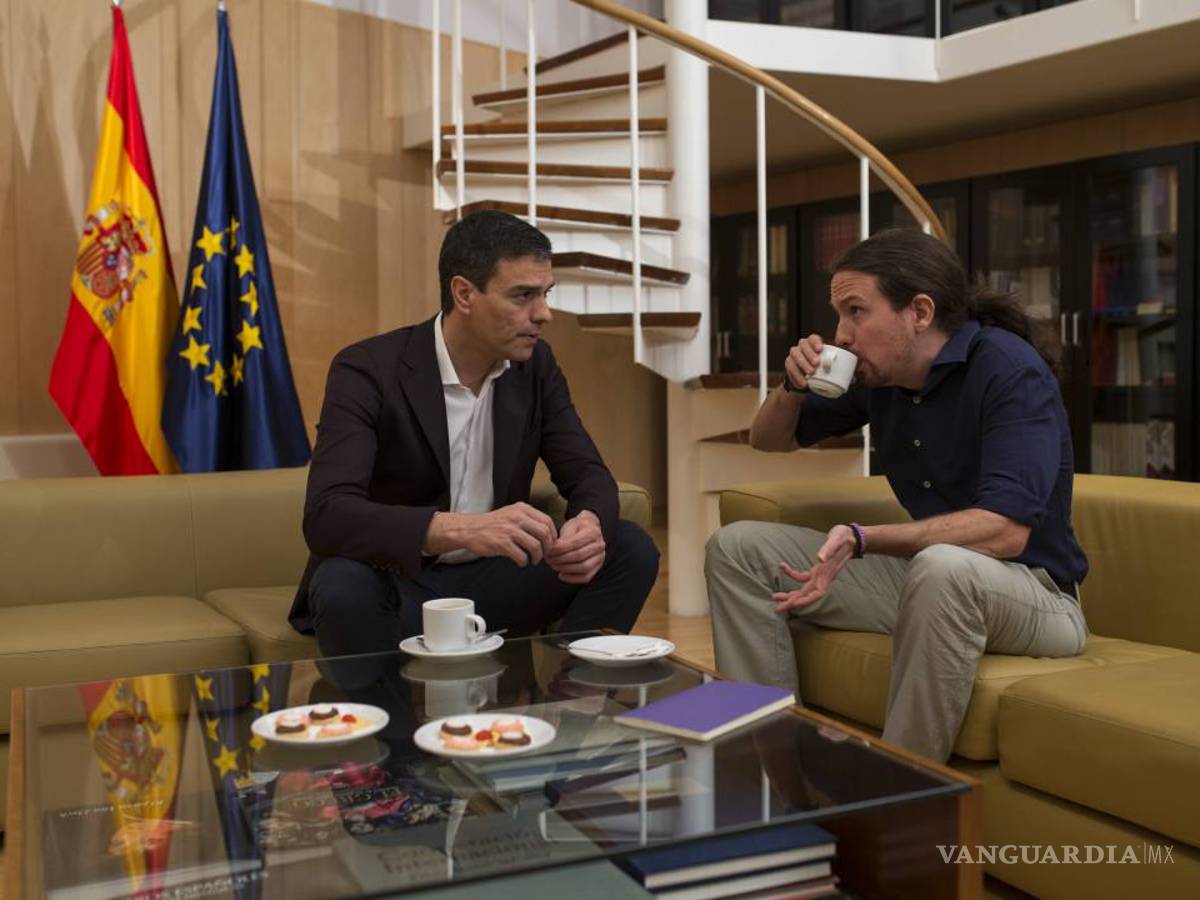 $!Pedro Sánchez y Pablo Iglesias se acercan en la búsqueda de Gobierno
