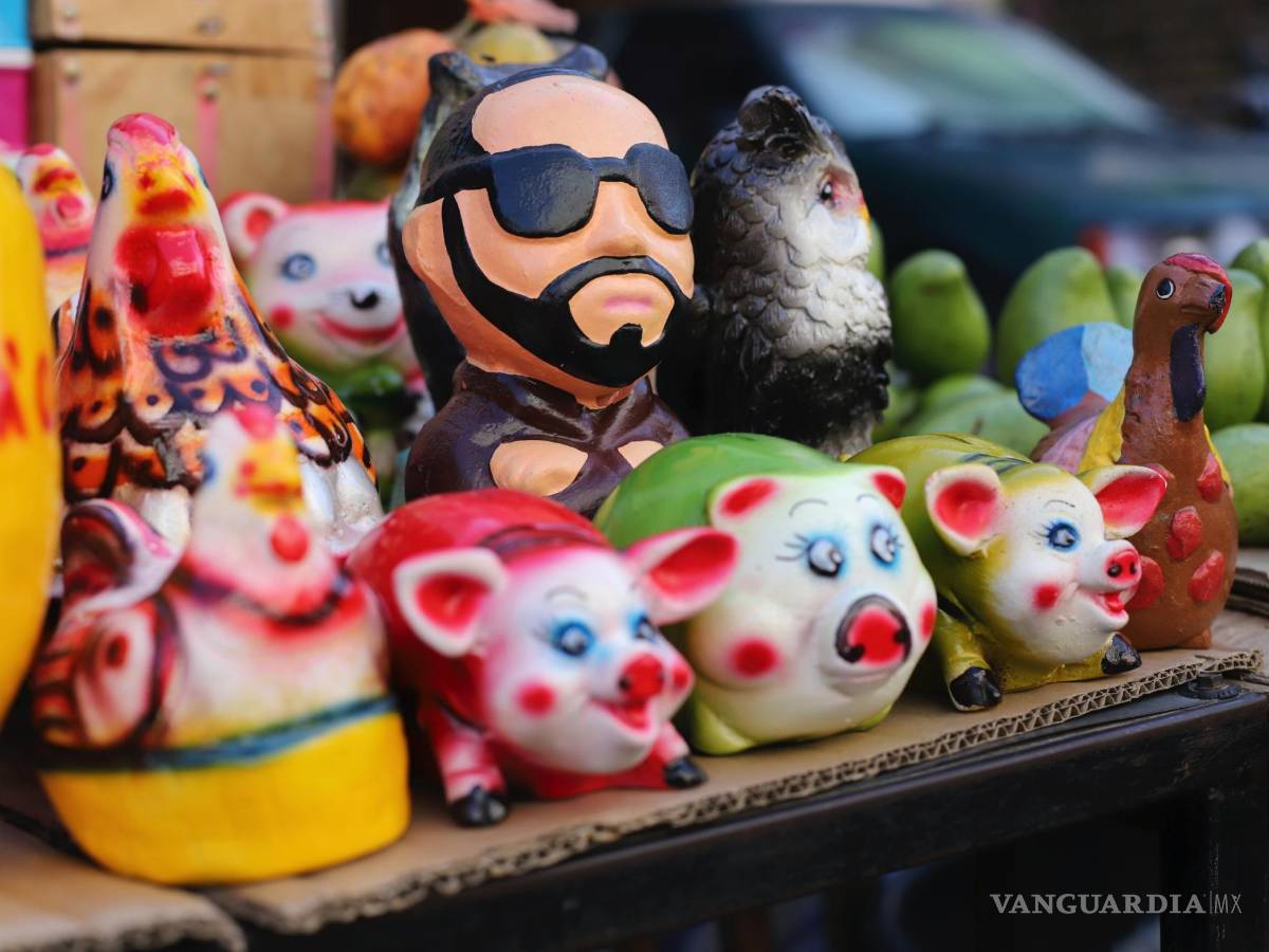 $!Una figura de cerámica de Nayib Bukele, que se postula para la reelección, se exhibe a la venta en una calle junto al mercado central de San Salvador.