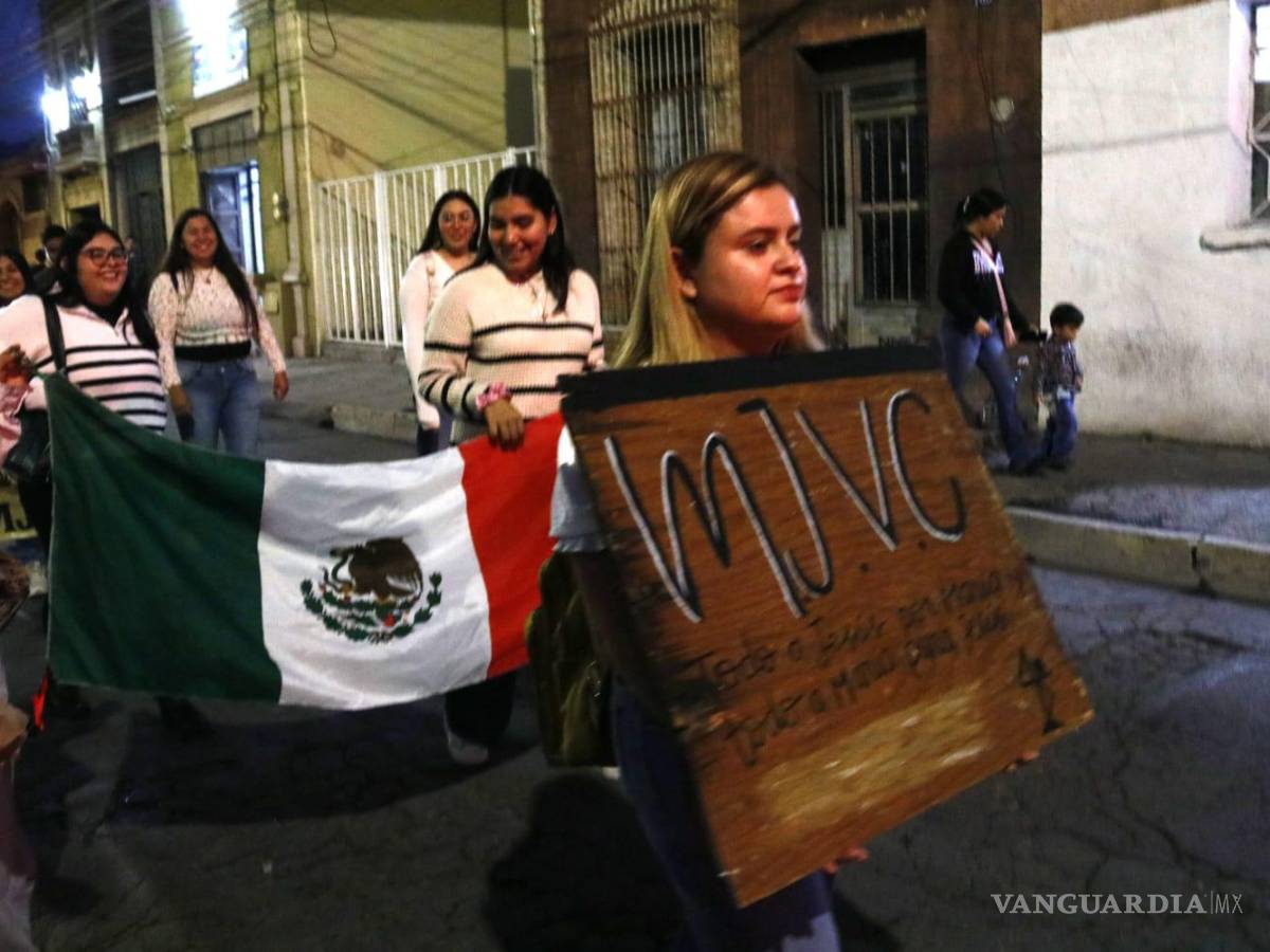$!Participantes avanzan hacia el Santuario de Guadalupe en una jornada de oración y agradecimiento.