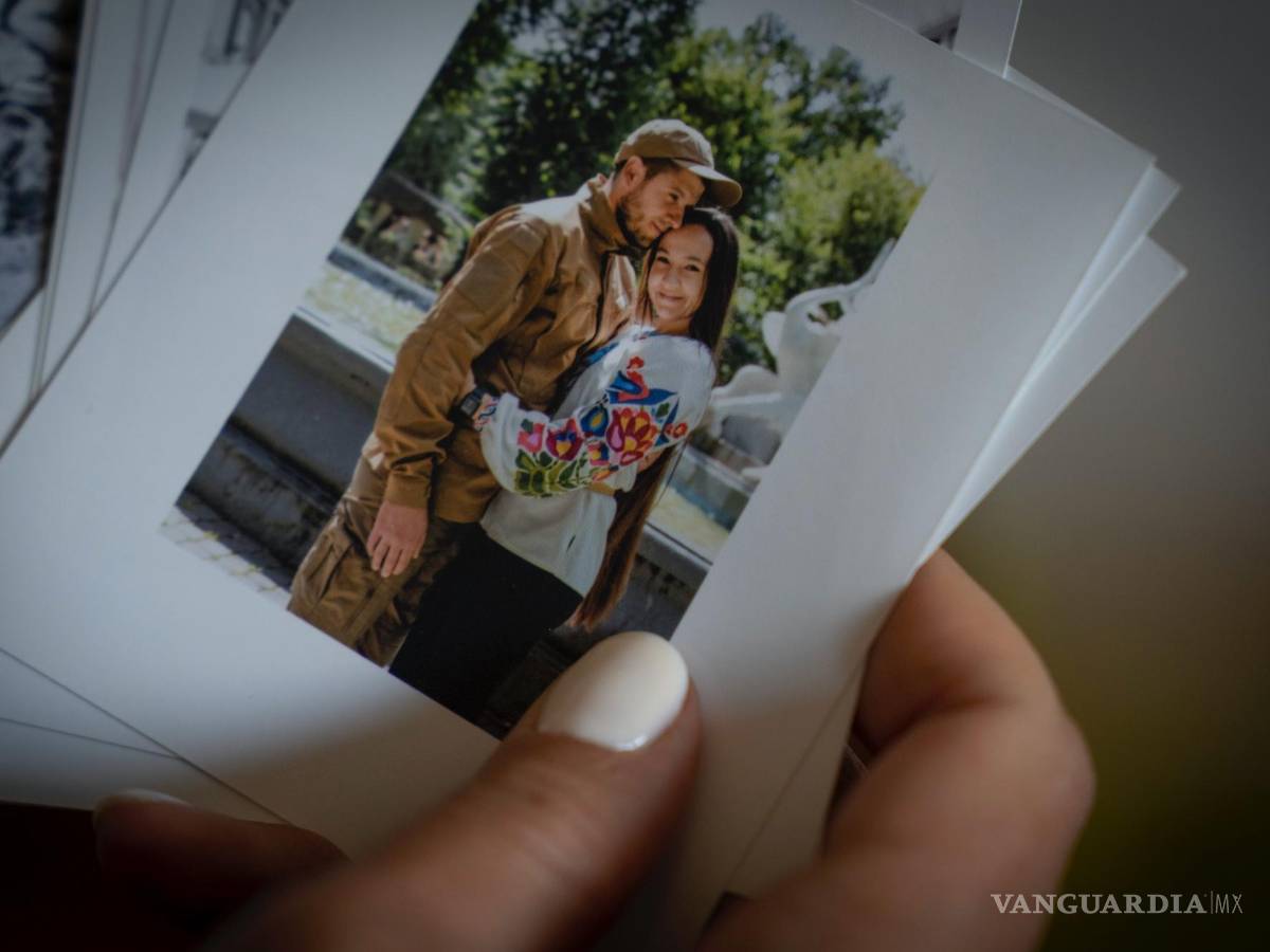 $!Iryna Farion sostiene una foto que la muestra con su esposo Oleksandr Alimov, quien murió en una batalla con las tropas rusas.