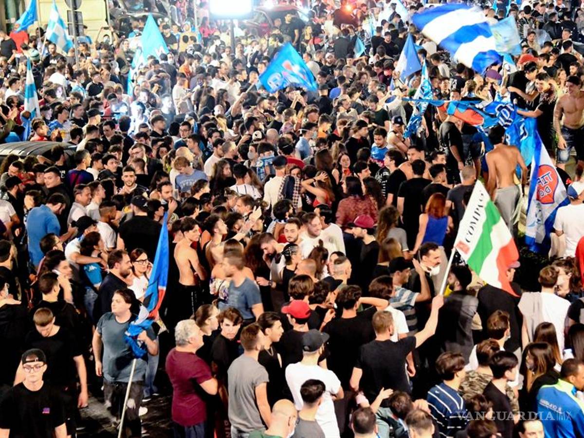 $!Nápoles olvida la sana distancia y llena sus calles tras ganar la Copa Italia (fotos)