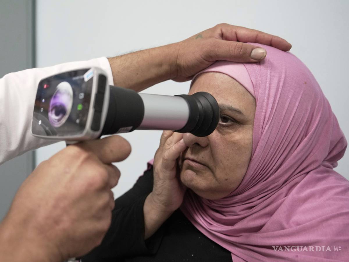 $!Una paciente palestina se somete a una revisión ocular en un centro médico gestionado por UNRWA en el campo de refugiados de Mar Elias, en Beirut, Líbano.