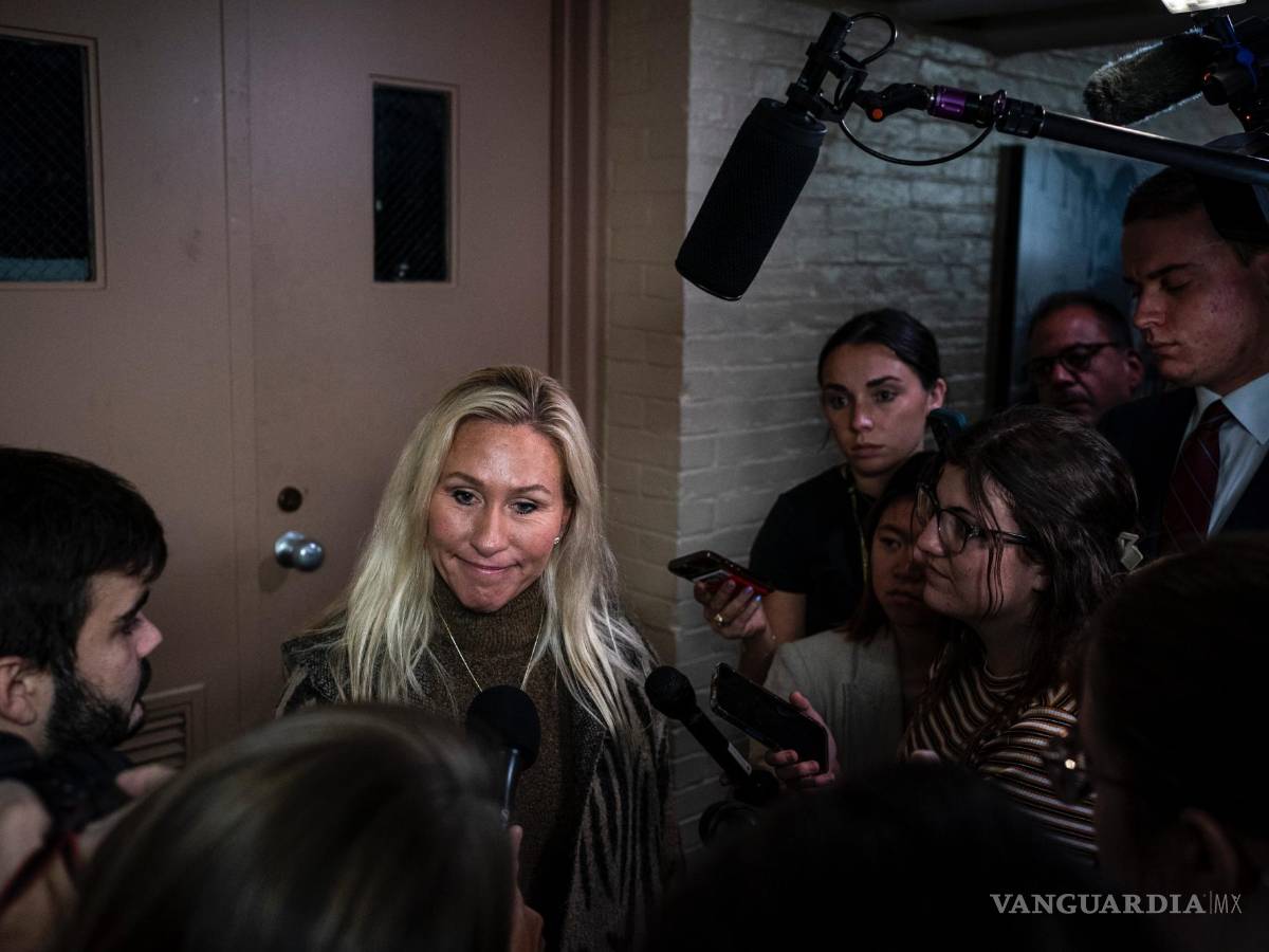 $!La representante Marjorie Taylor Greene habla con los periodistas en el Capitolio en Washington.