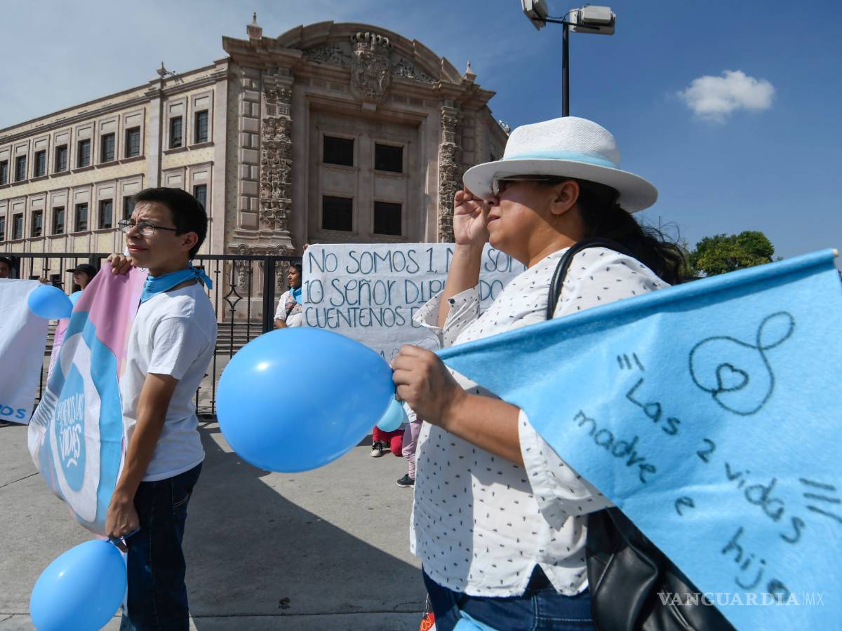 $!Marchan en Saltillo a favor de la vida y la familia tradicional; en 17 estados, en pro del aborto