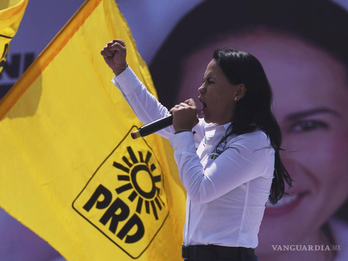 $!Alejandra del Moral, candidate for Mexico state governor with the PRI-PAN-PRD coalition, campaigns in Nezahualcoyotl, Mexico, May 27, 2023.