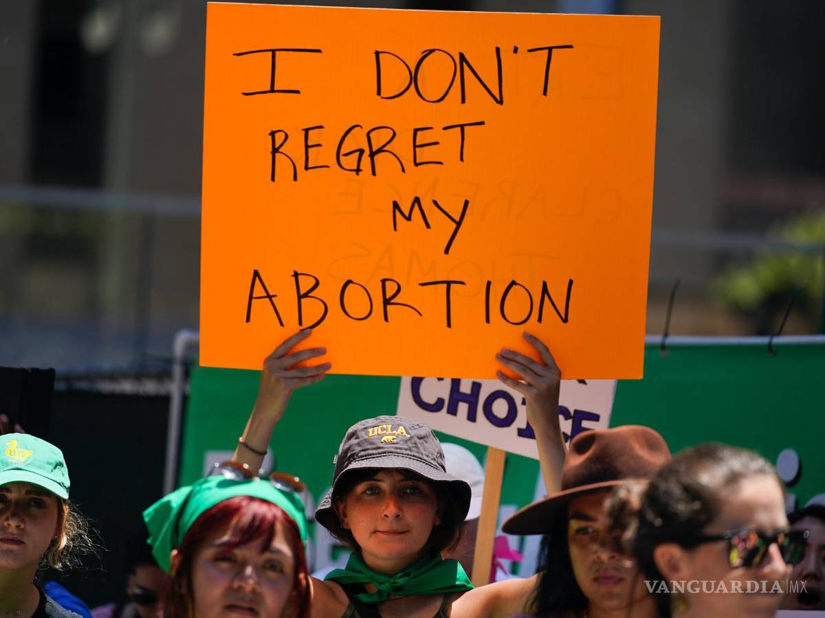 $!Una mujer con un letrero frente a una corte federal protesta por el fallo de la Corte Suprema sobre el aborto en Los Ángeles. El letrero dice: No lamento mi aborto.