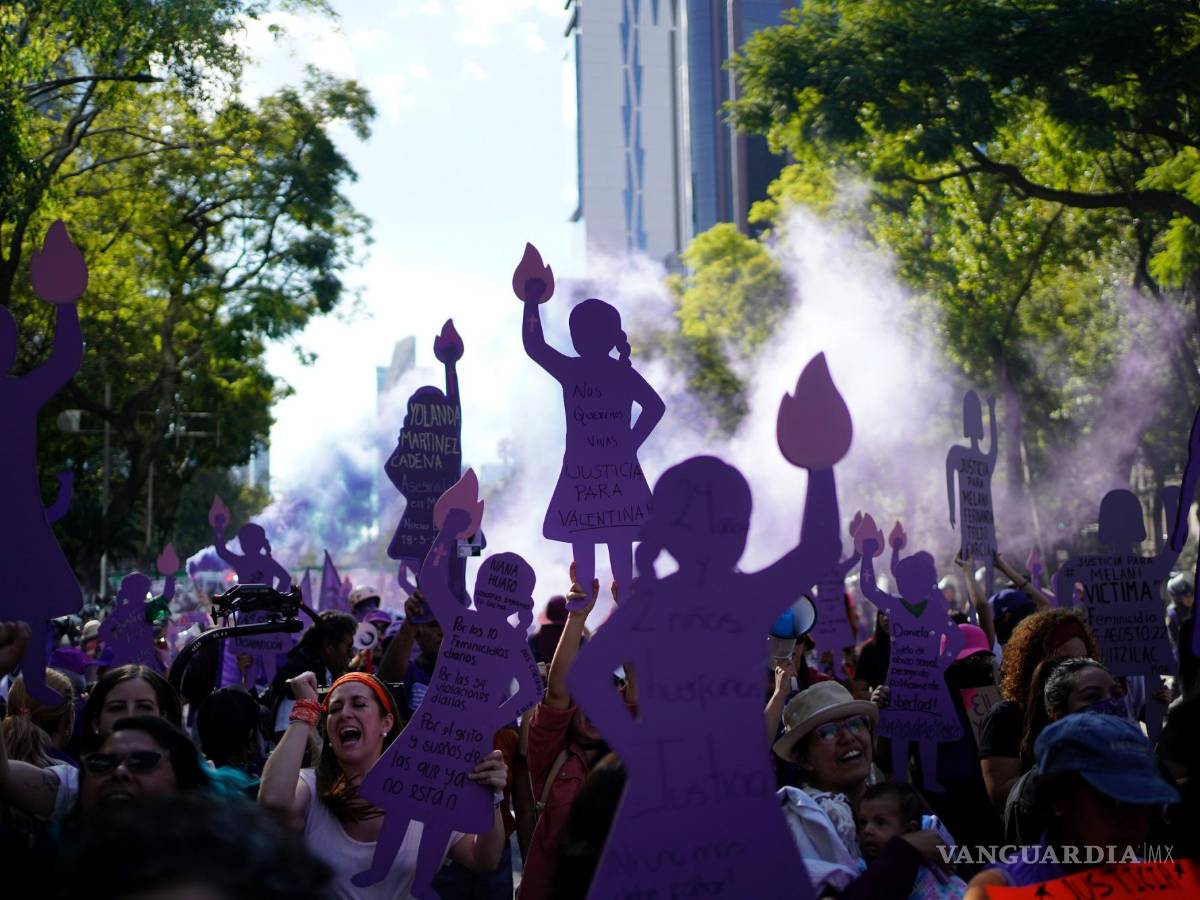 $!Mujeres con siluetas recortadas marchan hacia el Zócalo para conmemorar el Día Internacional para la Eliminación de la Violencia contra la Mujer. en CDMX.