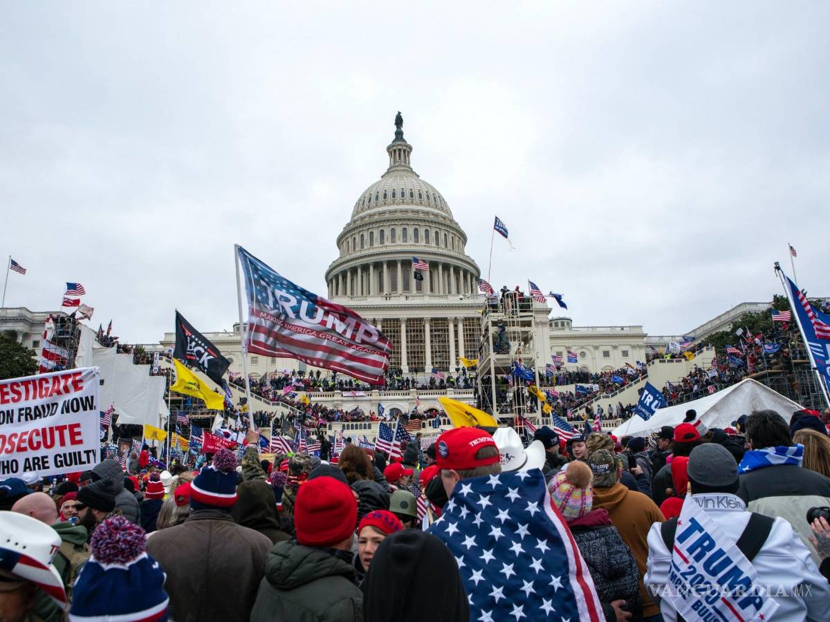 $!Los alborotadores leales al presidente Donald Trump se manifiestan en el Capitolio de los Estados Unidos en Washington el 6 de enero de 2021.