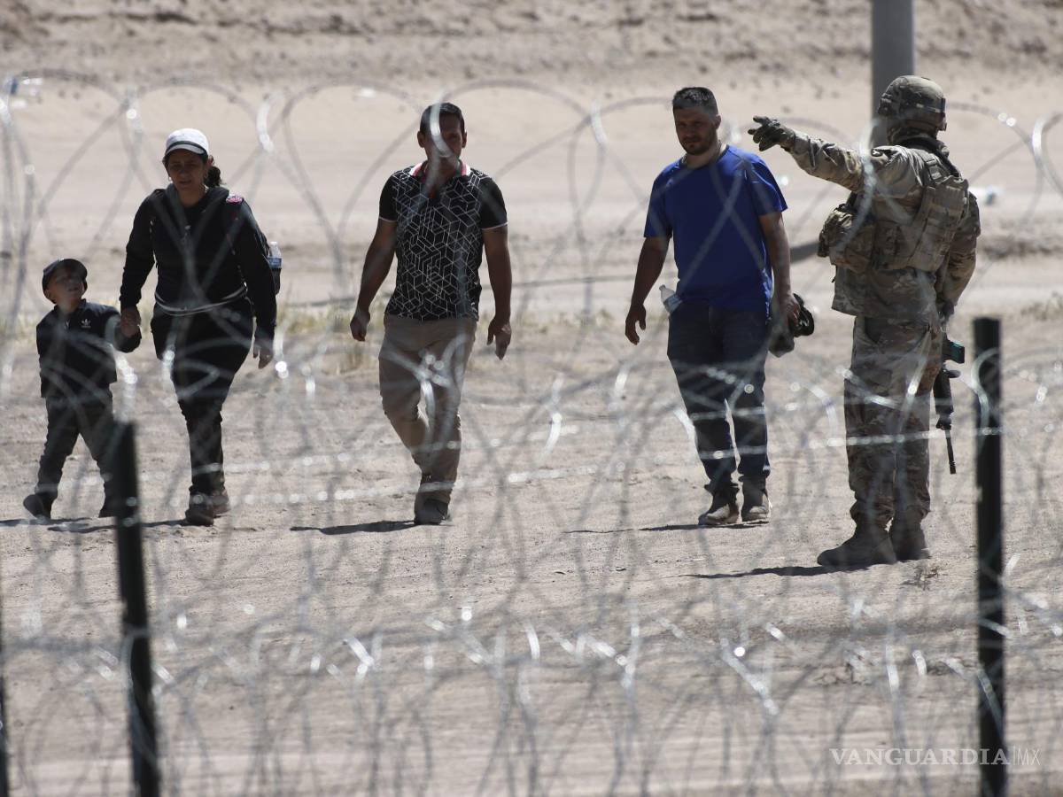 $!Migrantes esperan a las autoridades estadounidenses en la frontera entre EU y México, visto desde Ciudad Juárez, México, el miércoles 10 de mayo de 2023.